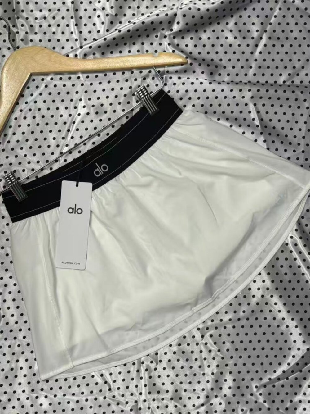 White tennis skirt Alo Yoga Match Point sporty and casual versatile style - Picture 2 of 5